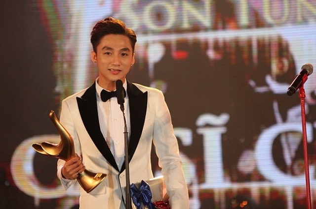 Sơn Tùng nhận được giải Diễn viên trẻ triển vọng sau bộ phim Chàng trai năm ấy