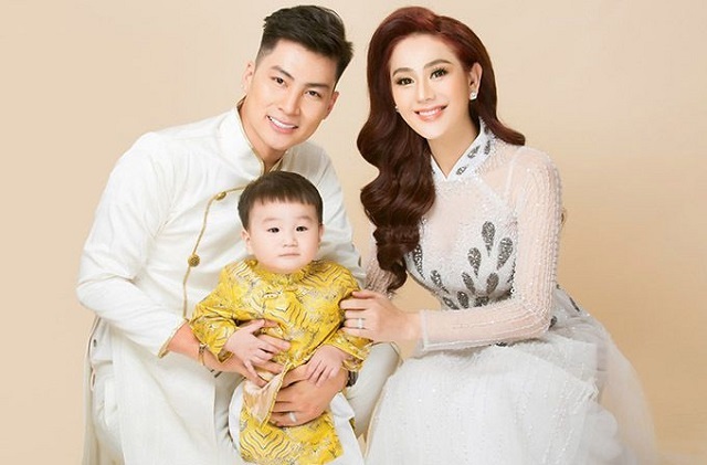 Vợ chồng Lâm Khánh Chi bên bé trai đầu lòng