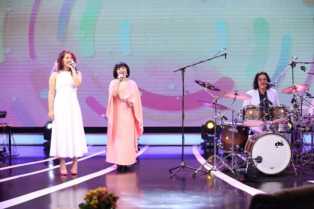 Gia đình nghệ sĩ Cẩm Vân cùng biểu diễn trên sân khấu