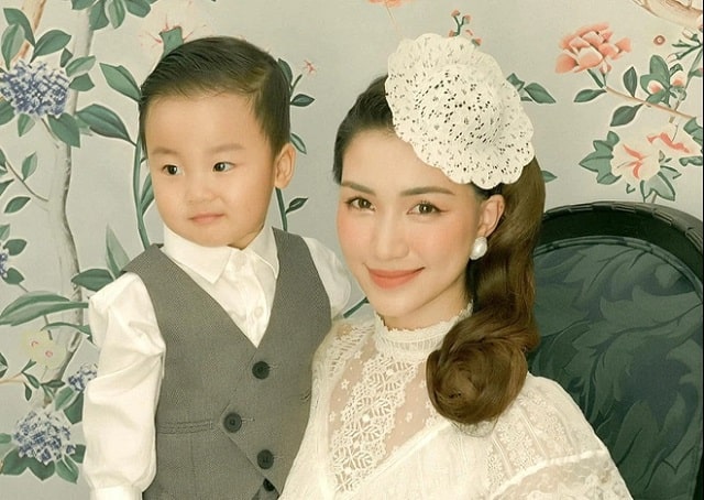 Hòa Minzy cùng con trai nhỏ bé Bo