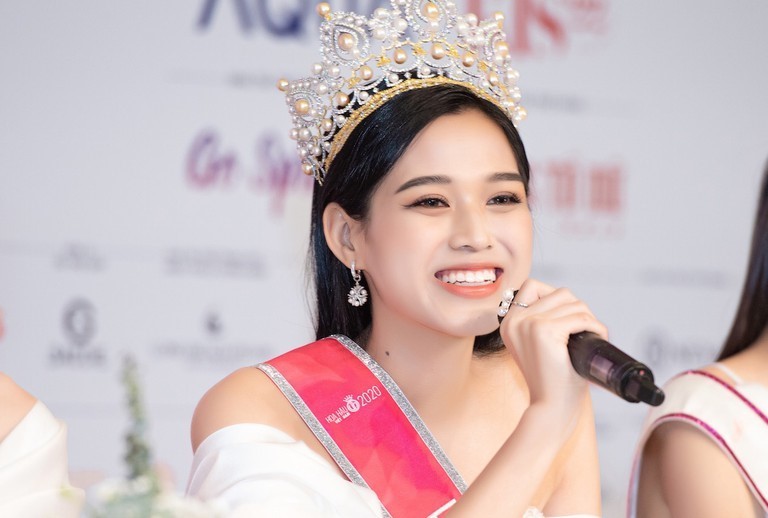 Đỗ Thị Hà tham gia nhiều chuyến từ thiện sau khi đăng quang hoa hậu