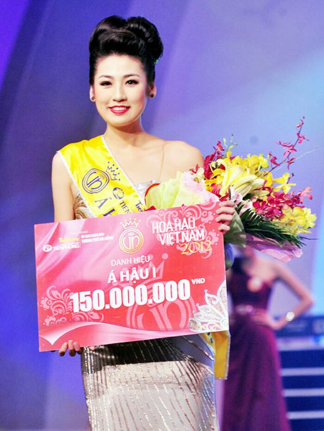 Tú Anh đạt danh hiệu Á hậu 1 tại đêm chung kết Hoa Hậu Việt Nam năm 2012
